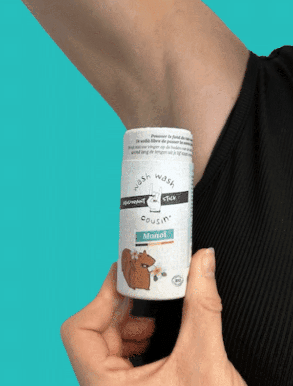 Application du déodorant stick solide Monoï Wash Wash Cousin